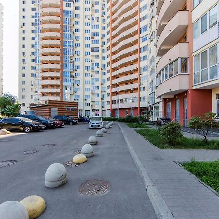 Large 2 Room Apartment With A Beautiful View 2 Min Metro Chernigivska كييف المظهر الخارجي الصورة