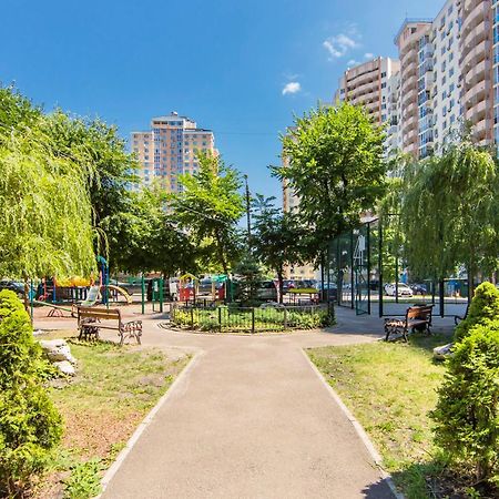 Large 2 Room Apartment With A Beautiful View 2 Min Metro Chernigivska كييف المظهر الخارجي الصورة
