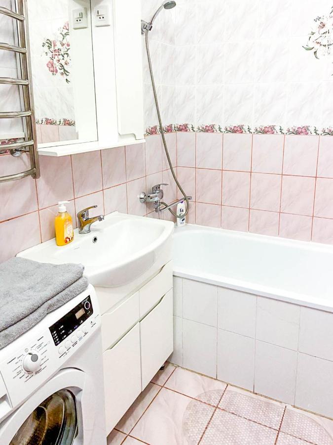 Large 2 Room Apartment With A Beautiful View 2 Min Metro Chernigivska كييف المظهر الخارجي الصورة