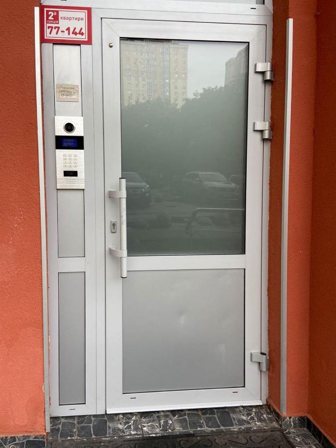 Large 2 Room Apartment With A Beautiful View 2 Min Metro Chernigivska كييف المظهر الخارجي الصورة