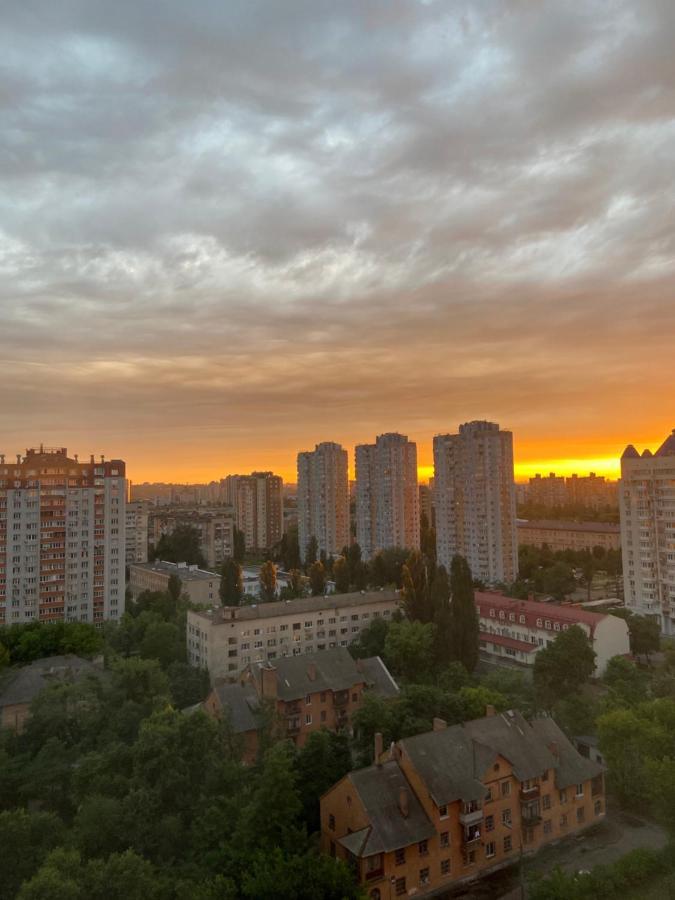 Large 2 Room Apartment With A Beautiful View 2 Min Metro Chernigivska كييف المظهر الخارجي الصورة