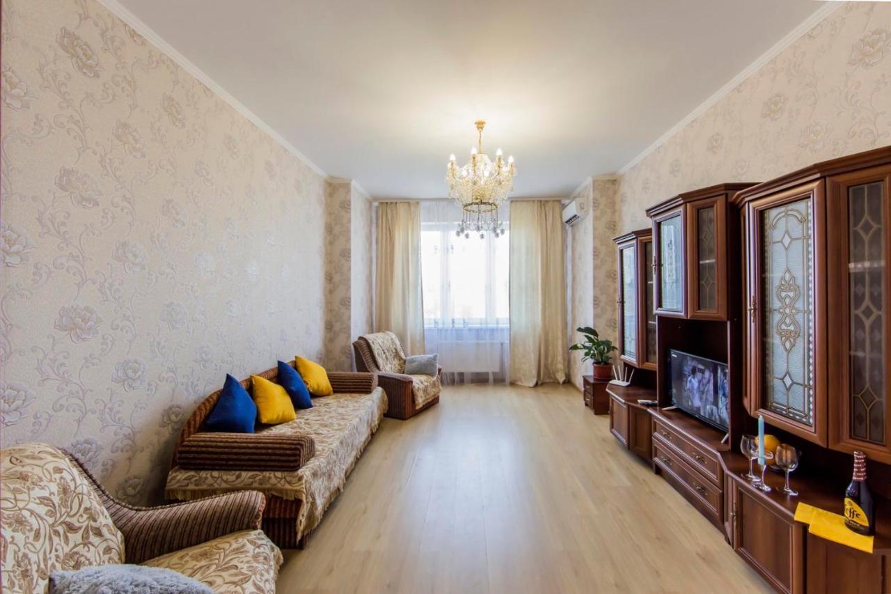 Large 2 Room Apartment With A Beautiful View 2 Min Metro Chernigivska كييف المظهر الخارجي الصورة