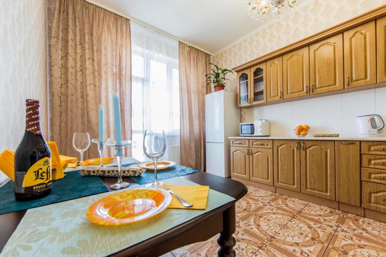 Large 2 Room Apartment With A Beautiful View 2 Min Metro Chernigivska كييف المظهر الخارجي الصورة