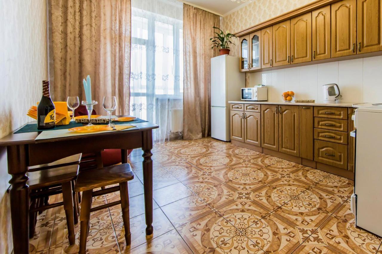 Large 2 Room Apartment With A Beautiful View 2 Min Metro Chernigivska كييف المظهر الخارجي الصورة