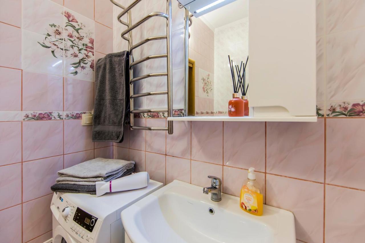 Large 2 Room Apartment With A Beautiful View 2 Min Metro Chernigivska كييف المظهر الخارجي الصورة
