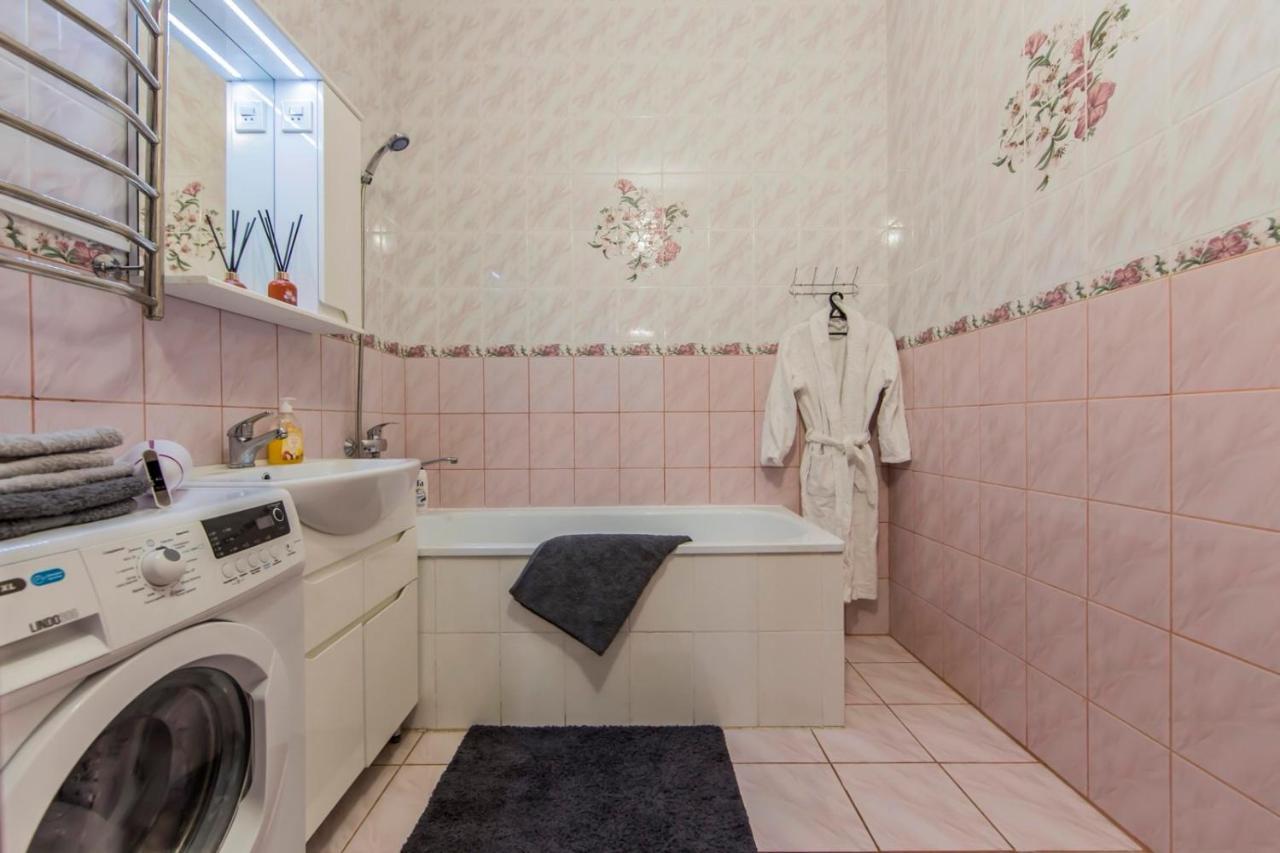 Large 2 Room Apartment With A Beautiful View 2 Min Metro Chernigivska كييف المظهر الخارجي الصورة